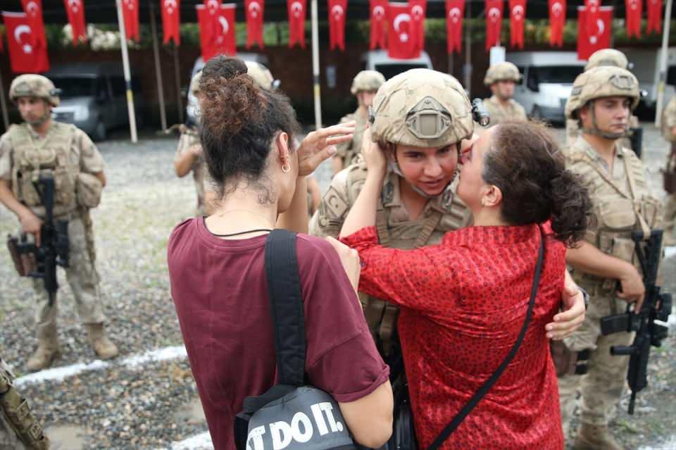 <p>Konuşmanın ardından Mehmetçiğin "Komando Marşı" okuduğu törende komandolar, kendilerini ellerinde Türk bayraklarıyla uğurlamaya gelen eş ve çocuklarıyla vedalaştı.</p>
<p> </p>