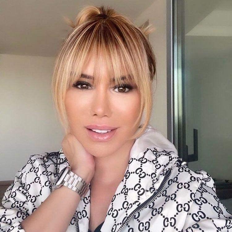 <p><span style="color:#4B0082">Gerek spor gerekse sahne tarzıyla göz doldurmaya devam eden 47 yaşındaki Türk Halk Müziği ve arabesk müzik sanatçısı Ceylan, paylaşımlarıyla hayranlarını şaşkına çeviriyor.</span></p>
<p><span style="color:#4B0082">Her fotoğrafında farklı bir imajla ortaya çıkan Ceylan, paylaşımlarına binlerce beğeni alıyor.</span></p>