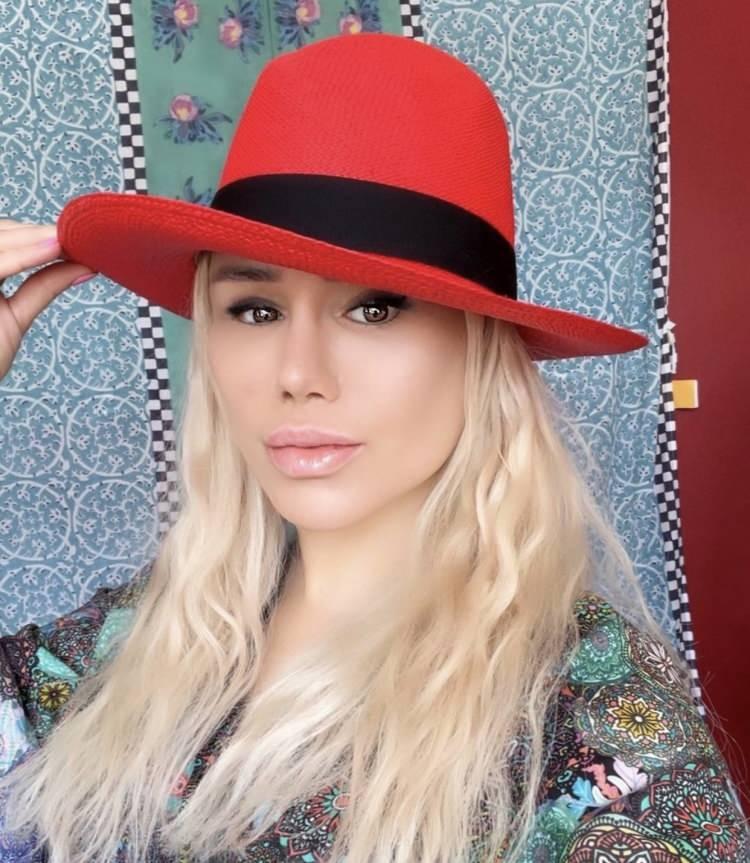 <p><span style="color:#800000"><strong>YENİ İMAJIYLA YİNE ŞAŞIRTTI</strong></span></p>
<p> </p>