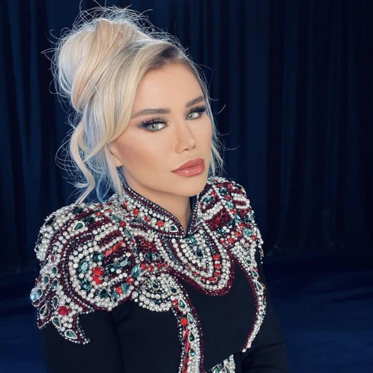 <p><span style="color:#4B0082"><strong>Daha önce Selena Gomez, Gülşen, Elçin Sangu ve Kris Jenner'a benzetilen Ceylan Avcı, saçlarını sarıya boyatarak bazı takipçileri tarafından Marilyn Monroe'ya benzetilmişti.</strong></span></p>