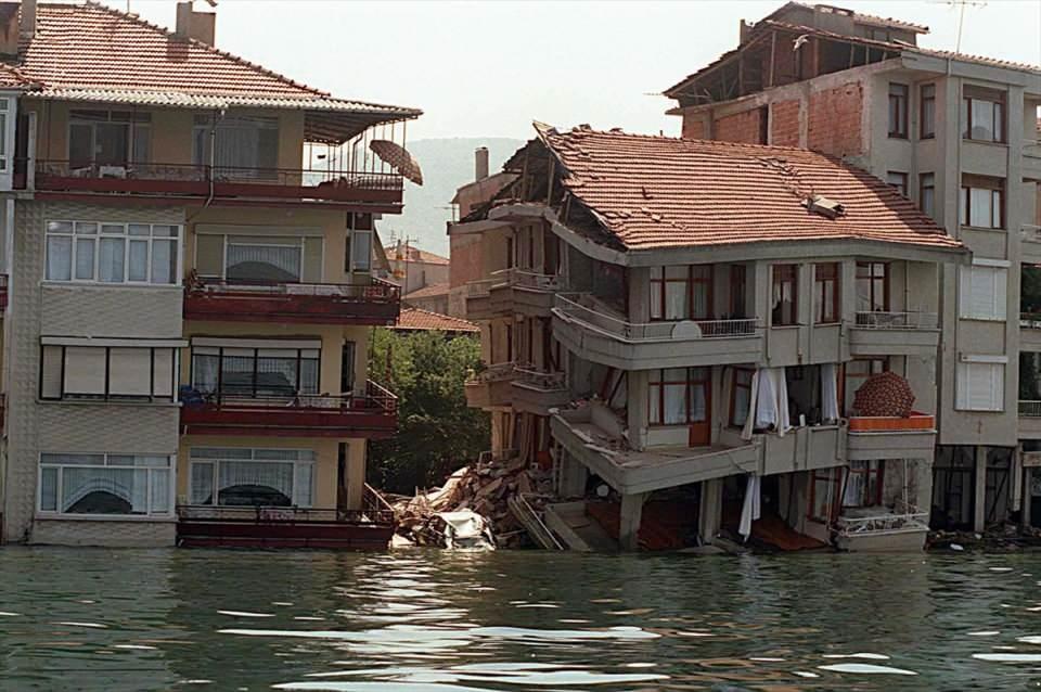 <p>İşte 17 Ağustos 1999'da yaşanan Marmara Depremi'nin asla unutulmayacak fotoğrafları...</p>
<p> </p>
<p> </p>
<p> </p>