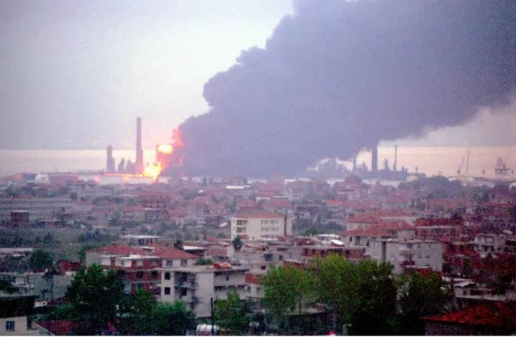 <p>Kocaeli'nin Körfez ilçesindeki TÜPRAŞ İzmit Rafinerisi'ndeki yangın ve bölgenin eski hali.</p>
