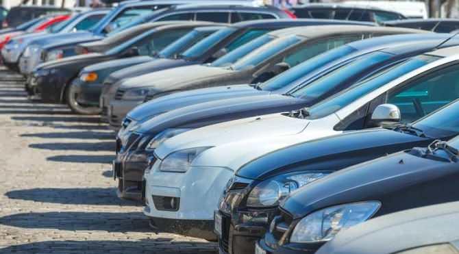 <p>Bakanlık, bu tarihi 6 aya kadar uzatmaya yetkili olacak. İkinci el motorlu kara taşıtı ticaretiyle iştigal edenler adına bu düzenlemenin yürürlüğe girdiği tarihten önce tescil edilen otomobil ve arazi taşıtlarının ise 15 Eylül 2022 tarihine kadar pazarlanmasına ve satılmasına izin verilmeyecek.</p>

