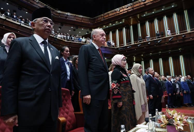 <p>Cumhurbaşkanı Recep Tayyip Erdoğan tarafından Malezya Kralı Sultan Abdullah Ri'ayatuddin Al-Mustafa Billah Şah'a Devlet Nişanı tevcih edildi.</p>

<p> </p>
