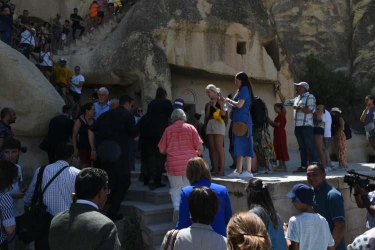 <p>Kraliçe zaman zaman Göreme Açık Hava Müzesinde bulunan turistlere de el sallayarak selamlaştı.</p>
<p> </p>