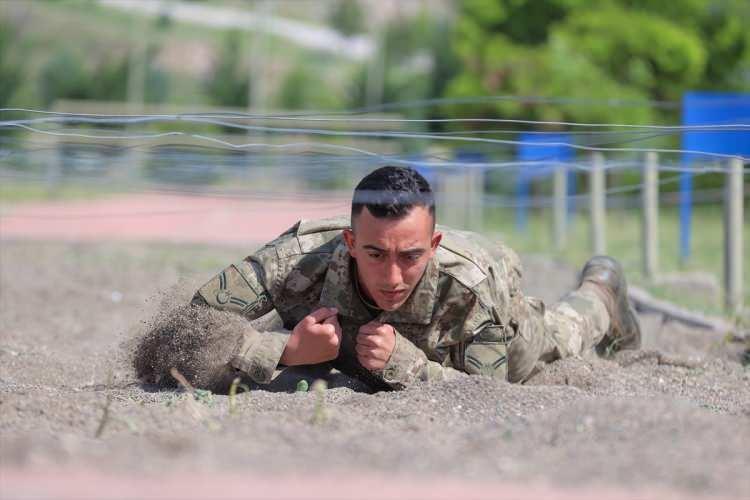 <p>Keskin nişancı adayları, her türlü arazi ve hava koşulunda, gece gündüz fark etmeksizin hedeflerini tek atışla tam isabetle vurmada uzmanlaşıyor.</p>

<p> </p>
