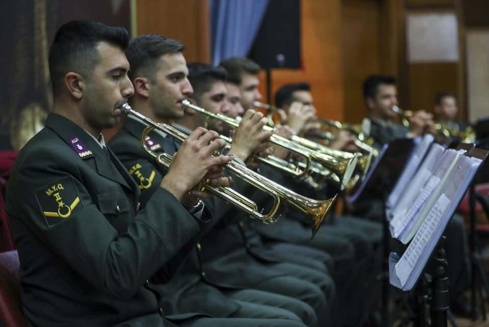 <p><strong>- 33 yıl önce eğitim gördüğü okulda yönetici oldu</strong></p>
<p>Albay Hasan Gürbüz, kendisinin de bu okulda okuduğunu belirterek, "33 yıl önce ben de bu okulda ilk içtimama çıktım. Lise eğitimini müteakip Hacettepe Üniversitesi Devlet Konservatuvarı bando şefliği bölümünü kazandım, mezun oldum. Kara Kuvvetleri Komutanlığı bünyesinde çeşitli bandolarda bando komutanlığı görevlerinde bulundum. Bu okulda öğretmenlik yaptım ve yıllar sonra okulumuza tekrar yönetici olarak atandım. Bando sınıfına mensup bir subay olarak, mezun olduğum okulun müdürlüğünü yapmak gurur ve mutluluk verici." diye konuştu.</p>
<p> </p>