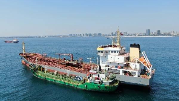 <p>İstanbul Boğazı'ndan yılda yaklaşık 45 bin gemi geçiyor. Bu rakamla dünyanın en yoğun trafiğine sahip olan İstanbul Boğazı, gemilerde bulunan petrol ve petrol türevi atıklar nedeniyle de risk altında. İstanbul Boğazı'na kaçak atık döken gemilere bu yıl temmuz ayına kadar 36,7 milyon lira ceza kesildi.</p>
