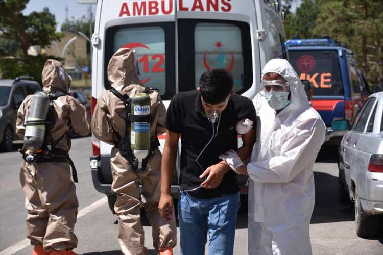 <p>Araçlarla hastane bahçesine kurulan çadır kampına taşınan köylülere burada müdahale edildi. Arama ve kurtarma ekipleri tatbikatla, sınırdaki olası tehlikeye karşı hazır oldu.</p>

<p> </p>
