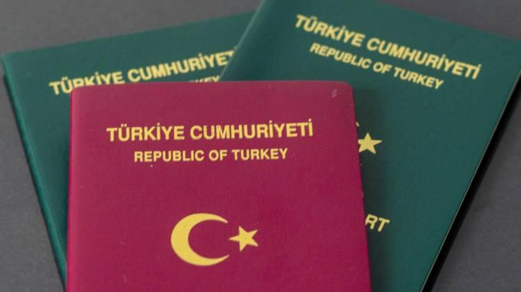 <p>Uluslararası basında yer alan haberlere göre; ABD, Fransa, Avusturalya, İngiltere, İsrail, Norveç ve Kanada gibi ülkeler başta olmak üzere pasaport temininde sorunlar yaşandığı ve buna bağlı olarak pasaport randevusu ve pasaport teslim sürelerinin uzadığı, bazı ülkelerde bu sürenin altı ayı geçtiği görülmüştür.</p>