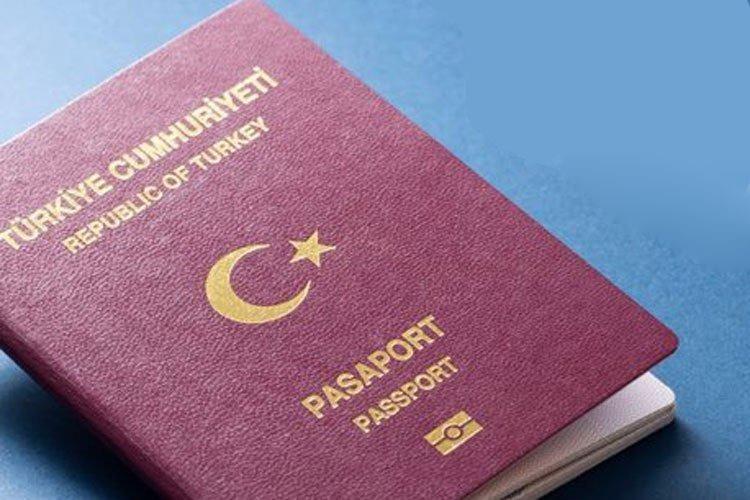 <p><strong>2022’nin 7 aylık döneminde 1 milyon 360 bin pasaport düzenlendi</strong><br />
</p>
<p>Dünyada yaşanan bu krize rağmen umumi (bordo) pasaport 30 ve hususi (yeşil) pasaport talepleri en fazla 60 gün içerisinde karşılanmış olup, acil pasaport talepleri ise vatandaşlarımızın mağdur olmaması için ivedilikle karşılanmaktadır. </p>