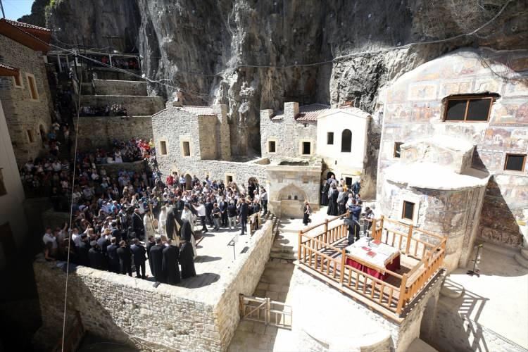 <p>Ayin dolayısıyla jandarma ve polis ekiplerinin, Maçka ilçe merkezinin yanı sıra Sümela Manastırı ve ören yerinde güvenlik tedbirleri aldığı gözlendi. Ayin sırasında sağlık görevlileri ve AFAD ekipleri de herhangi bir olumsuzluk yaşanmaması için manastırda hazır bekletildi.</p>

<p> </p>
