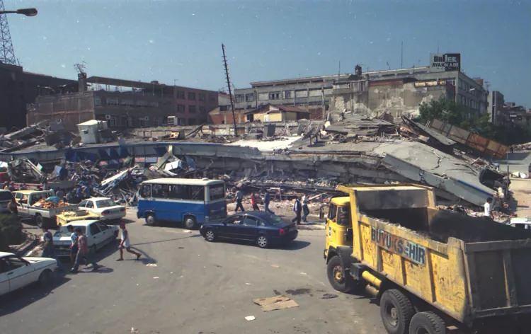 <p>Sakarya'nın Adapazarı ilçesindeki Çark Caddesinin eski hali.</p>