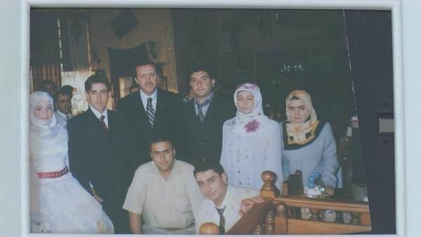 <p>Biz nikahımızdan sonra yemeğimize gitmiştik. Cumhurbaşkanımız o zaman belediye başkanıydı. Orada görünce resim çekildik. </p>
