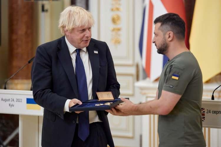 <p>Ukrayna'nın bu savaşı inanıyorum" ifadelerini kullandı.<br />
Johnson'ın Kiev'deki ziyareti sırasında Ukrayna Devlet Başkanı Zelenskiy, Johnson'a Özgürlük Nişanı Ödülü'nü verdi. Zelenskiy ödülün, Boris Johnson'ın Ukrayna ve tüm Avrupa için yaptığı çalışmaları yansıttığını söylerken Johnson ise, "Bu inanılmaz onur için size ve Ukrayna halkına teşekkür ediyorum. Bu Birleşik Krallığı’n çabalarının takdir edilmesidir" şeklinde konuştu.</p>
