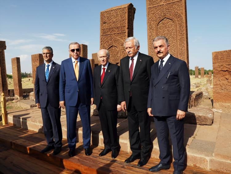 <p>Malazgirt Zaferi'nin 951'inci yıldönümü etkinliklerine katılmak üzere Bitlis’in Ahlat ilçesine gelen Cumhurbaşkanı Recep Tayyip <strong>Erdoğan</strong>, beraberindeki heyetle birlikte UNESCO Dünya Kültür Mirası geçici listesindeki dünyanın en büyük Türk İslam Mezarlığı olma özelliğini taşıyan Ahlat Selçuklu Mezarlığı’nı ziyaret etti.</p>
