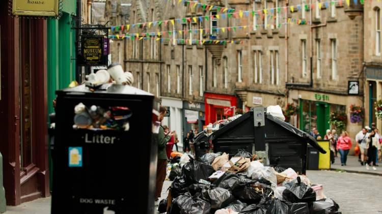 <p>Başkentteki çöp toplayıcılarının grevi 9. gününde devam ederken şehir merkezinde çöp bidonlarının taştığı ve 1 metreden fazla yüksekliğe ulaşanların bulunduğu görüldü.</p>

