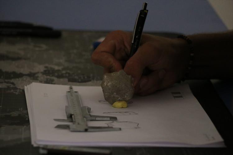 <p>Bu yıl özel buluntularımız arasında, üzeri kazı bezemeyle şekillendirilmiş bir kemik objemiz yer almakta. Bu kemik obje önceki yıllarda bulamadığımız bir örnek. O yüzden bizi heyecanlandırdı. </p>
