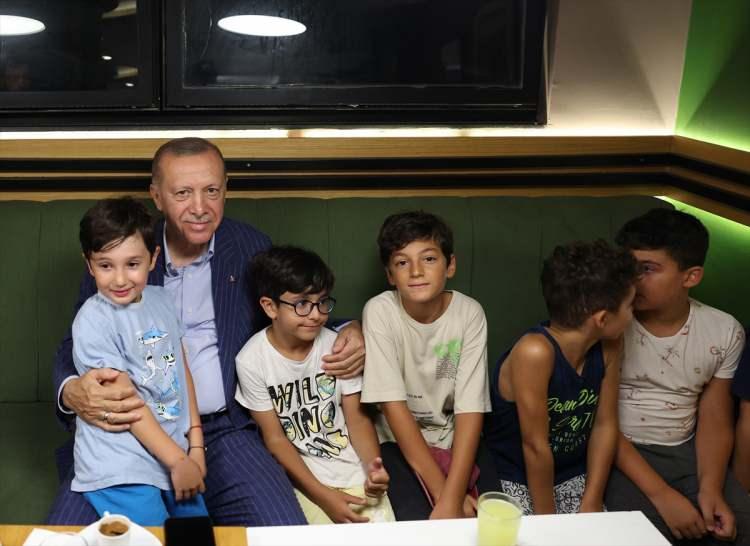<p>Burada bir süre oturan, çay ve kahve ikramı eşliğinde esnaf ve vatandaşlarla sohbet eden Erdoğan, bir vatandaşın yakınıyla telefonda konuştu.</p>
