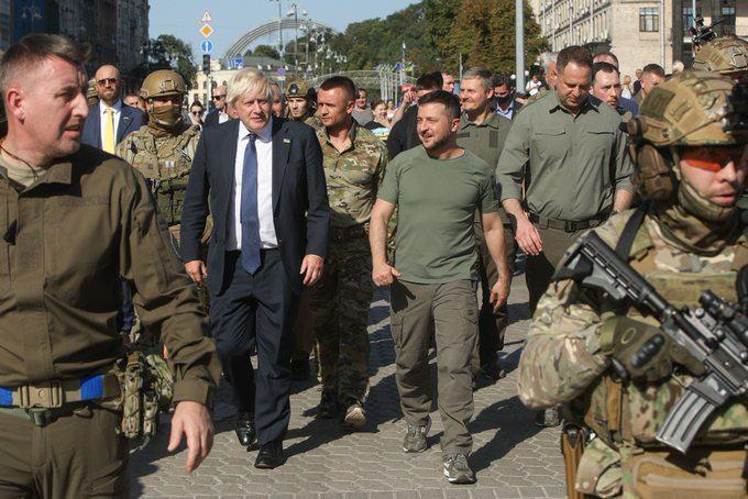 <p>Nisan ayı sonlarında Ukrayna'nın başkenti Kiev'e gelen Johnson, savaştan sonra Ukrayna'yı ziyaret eden ilk yabancı devlet liderlerinden biri olmuştu. </p>
