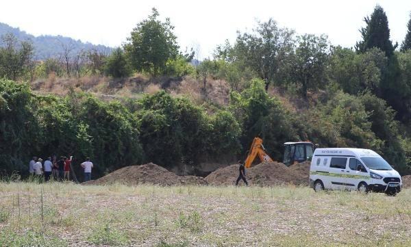 <p> Deneyimli polislerin yer aldığı ekip, Cumhuriyet Başsavcılığı koordinesinde, 2 yıl boyunca Abay'ın en son görüldüğü kişileri belirleyerek, teknik ve fiziki takip başlattı. </p>
