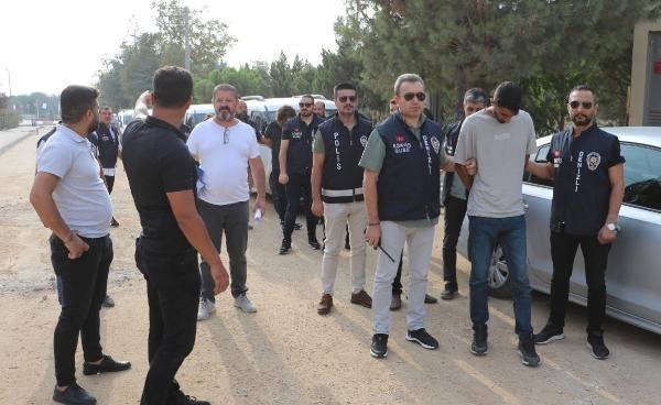 <p>ŞÜPHELİLERDEN BİRİ ÖLMÜŞ DİĞERİ CEZAEVİNDE</p>
<p>Ekipler, Azat Yıldız dışında 6 kişiyi daha şüpheli olarak belirledi. Ekipler, Melek D., Sezer Y. (30), Murat D. (36) ve Mustafa O.'yu (35) gözaltına aldı. Abay'ı başından tabancayla vurarak öldürdüğü belirlenen Murat Yıldız'ın (25) ise 'hırsızlık' suçundan cezaevinde olduğu saptandı. Cinayete karıştığı tespit edilen diğer şüpheli Ersan Erdur'un da olaydan sonra başka cinayete kurban gittiği ortaya çıktı.</p>