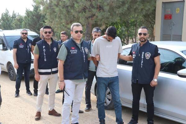 <p>Salih Abay'ın 25 Temmuz'da öldürülüp, gömüldüğü tespit edildi. Gözaltına alınan Azat Yıldız (22), suçunu itiraf edip, Abay'ı öldürdüklerini belirterek, gömüldüğü yeri gösterdi. </p>
