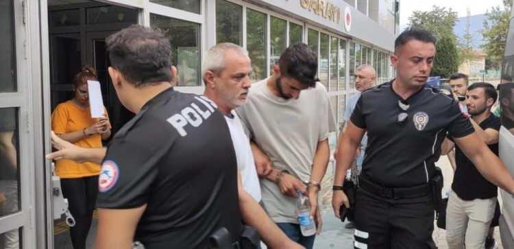 <p>Cesedin, otomobilin bagajına konularak Pınarkent Mahallesi'ndeki araziye Murat Yıldız, amcasının oğlu Azat Yıldız ve Ersan Erdur eşliğinde gömüldüğü saptandı. Bu şüphelilerin Abay'a ait otomobili parçalayarak, sattıkları da tespit edildi.</p>