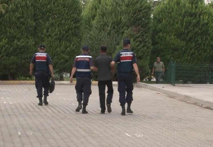 <p>5 ŞÜPHELİ ADLİYEYE SEVK EDİLDİ</p>
<p>Abay'ın öldürülmesiyle ilgili Melek D., Azat Y., Sezer Y., Murat D. ve Mustafa O., polisteki işlemlerinin ardından adliyeye sevk edildi. Bu şüphelilerden Mustafa O.'nun, Melek D.'nin bir süre önce boşandığı eşi olduğu öğrenildi</p>