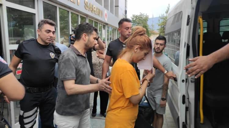 <p>DETAYLARA ULAŞILDI</p>

<p> </p>

<p> Şüphelilerin ifadelerine göre Melek Demiroğlu'nun, sevgilisi Salih Abay'ı parasını vermek için ormana çağırdığı, bu sırada Murat Yıldız tarafından tabancayla başından vurularak öldürüldüğü belirlendi. Cesedin, otomobilin bagajına konularak Pınarkent Mahallesi'ndeki araziye Murat Yıldız, amcasının oğlu Azat Yıldız ve Ersan Erdur eşliğinde gömüldüğü saptandı. Bu şüphelilerin Abay'a ait otomobili parçalayarak, sattıkları da tespit edildi.</p>
