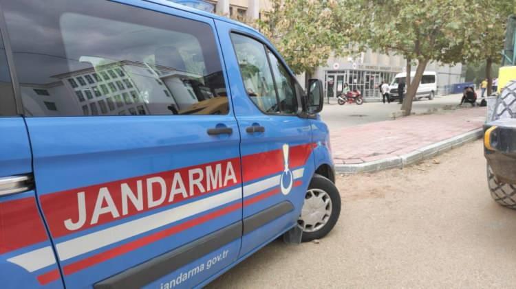 <p>Erdur'un cinsel organının kesilip, göğsünden bıçaklandığı belirlendi. Erdur'un cinayet şüphelisi olarak Melek D.'nin ağabeyi Musa D. gözaltına alındı. </p>