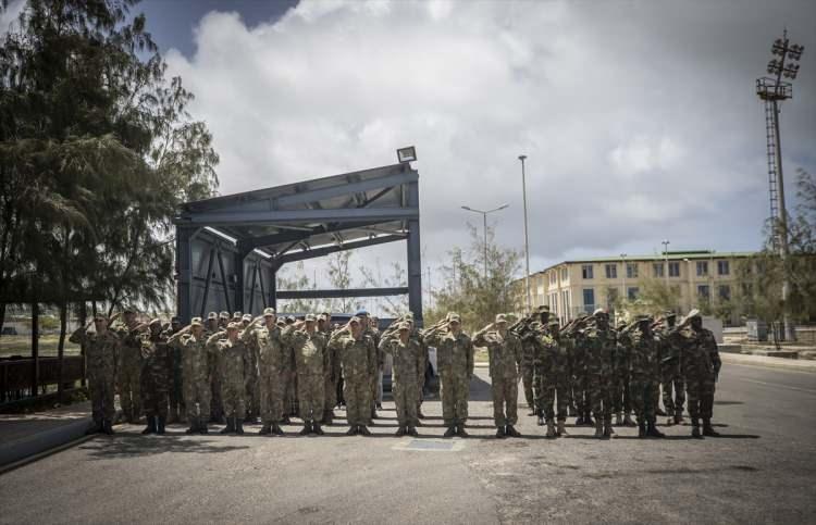 <p><strong>- "Dost ve kardeş Somali halkı ile Somali Silahlı Kuvvetlerinin her zaman yanındayız"</strong></p>

<p>STGK Komutanı Tuğgeneral Hakan Dinçer, AA'ya yaptığı açıklamada, komutanlığın Türkiye ve Somali arasında imzalanan ikili anlaşmalar kapsamında 30 Eylül 2017'de Anadolu Kışlası'nda faaliyete başladığını belirtti.</p>

<p> </p>
