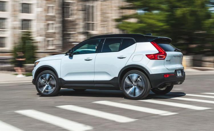 <p>28 - <strong>Volvo XC40 Şarj</strong>: 223 mil / 358 Km</p>

<p> </p>

<p>Volvo XC40 Recharge , 2022 için ekstra menzile kavuşuyor, ancak sürüş menzili bugün satılan en uzun menzilli elektrikli otomobillerin hala gerisinde.En güçlü benzinli versiyonundan tam iki saniye daha hızlı, 4,3 saniyede 60 Km hıza ulaştı.</p>
