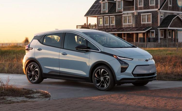 <p>18 - <strong>Chevrolet Bolt EV</strong>: 259 mil / 416 Km</p>

<p> </p>

<p>Chevrolet'in küçük elektrikli hatchback'i Bolt EV, 10,2 inç dokunmatik bilgi-eğlence ekranı, Android Auto, Apple CarPlay ve otomatik uzun farlarla birlikte standarttır.</p>
