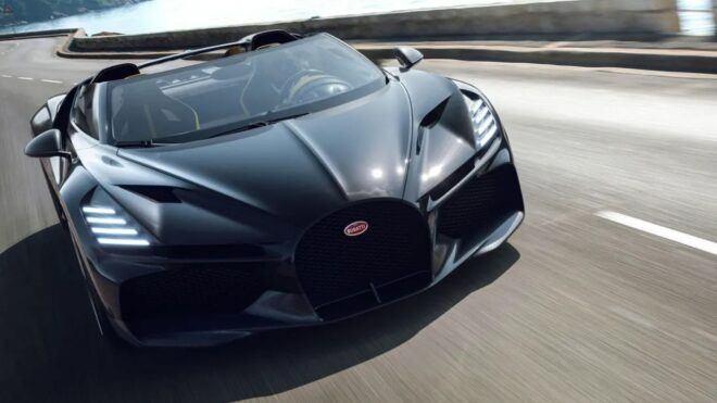 <p>İç mekanda ise dışarıdan farklı olarak fazla bir değişim yaşanmadığını görüyoruz. Bu bölüm genel olarak kardeşi Bugatti Chiron ile aynı tasarıma sahip. Sarı döşemeler ve dikişlerle süslenen iç mekanda vites topuzunun altında konumlandırılan Ettore Bugatti’nin kardeşi tarafından tasarlanmış “dans eden fil” motifi ise yine geçmişe saygı niteliğinde.</p>