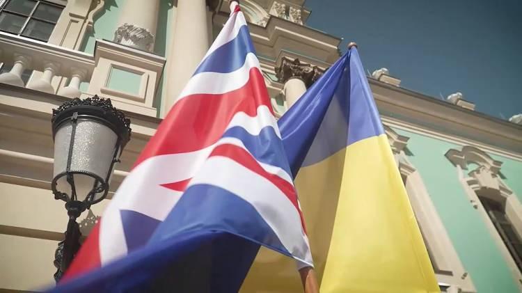 <p>İngiltere Başbakanı Boris Johnson, Ukrayna'nın 31. Bağımsızlık Günü yıldönümü için geldiği başkent Kiev’de, Ukrayna Devlet Başkanı Vladimir Zelenskiy ile bir araya gelerek Ukrayna için yeni yardım paketi kararını duyurdu.</p>
