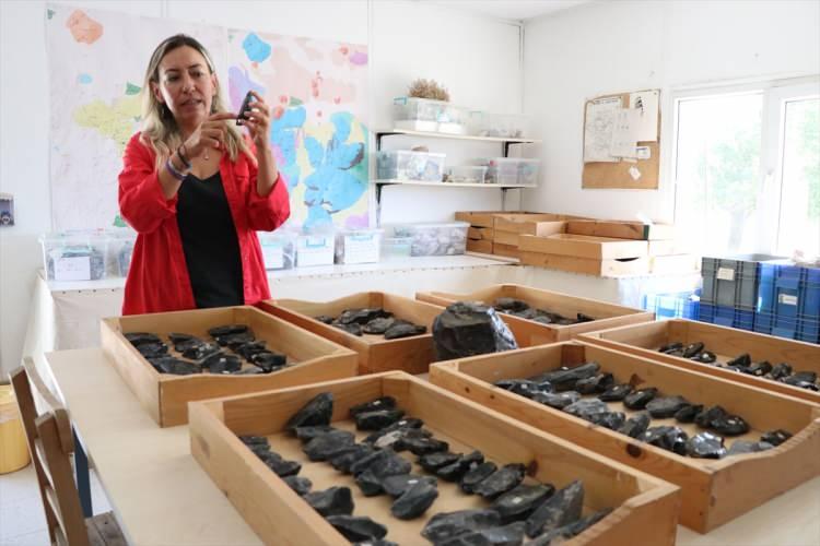 <p>Kazıyla yapılmış bezemeler çok düzgün bir şekilde işlenmiş. Objenin kenarlarındaki kırıklarından dolayı şeklini tam bilmiyoruz. Belki önümüzdeki yıllarda benzer buluntular olursa bunların yorumlanması daha kolay olacaktır."</p>

<p> </p>
