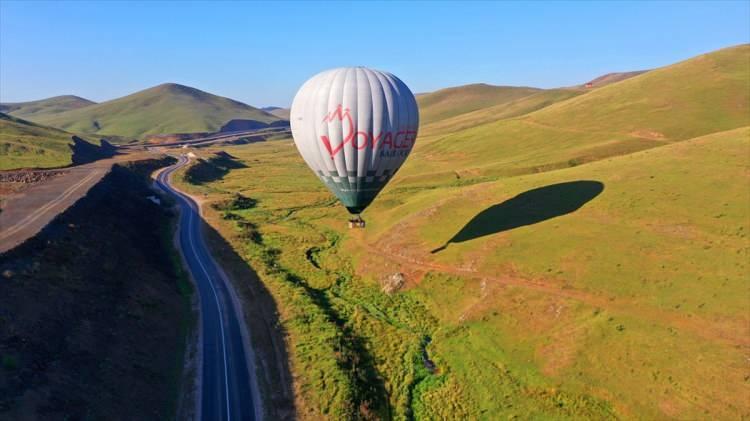 <p>Çalışmalar kapsamında, Aybastı ilçesindeki 1500 rakımlı Perşembe Yaylası'ndaki menderesler üzerinde deneme uçuşu gerçekleştirildi. Sıcak hava balonu, mendereslerin üzerinde tur atarak görsel şölen sundu.</p>
