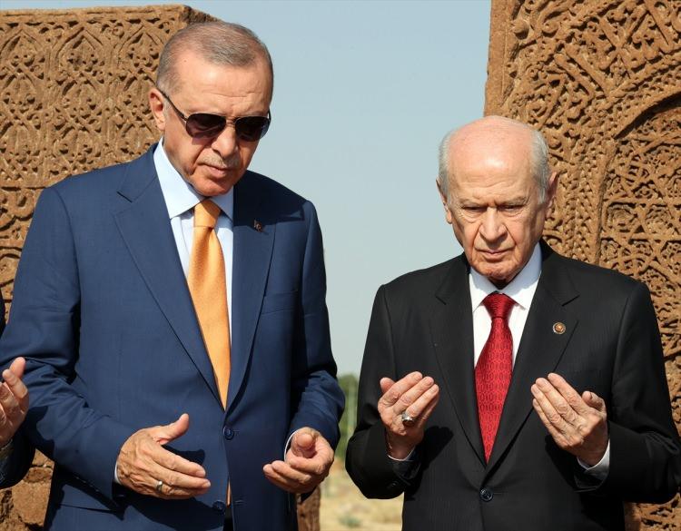 <p>Geceyi Ahlat’ta geçirecek olan Cumhurbaşkanı <strong>Erdoğan</strong>, sabah ise kutlamalara katılmak üzere Malazgirt’e geçecek.</p>