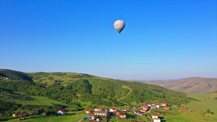 <p>Suyabatmaz, Perşembe Yaylası'nın sıcak hava balonu turizmine son derece elverişli olduğuna dikkati çekerek şunları kaydetti:</p>

<p>"Doğasıyla, havasıyla güven içerisinde uçuşunuzu gerçekleştirebiliyorsunuz.</p>
