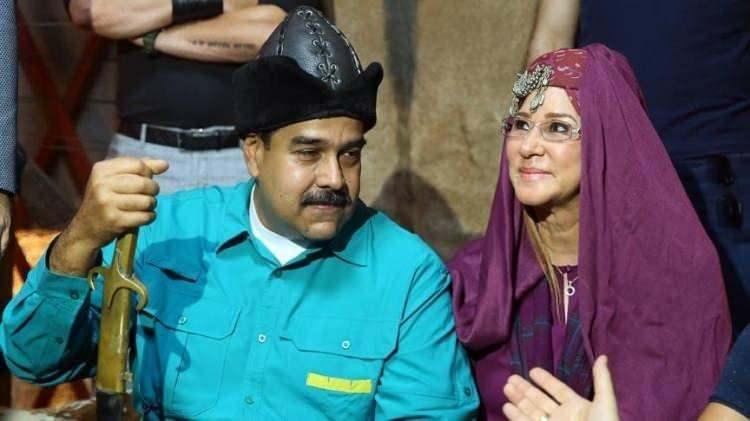 <p><span style="color:#000000"><strong>Özellikle dizinin büyük hayranı olarak bilinen Venezuela Devlet Başkanı Nicolas Maduro, geçtiğimiz aylarda 4 yılın ardından Baştepe'de Cumhurbaşkanı Recep Tayyip Erdoğan ile bir araya gelmiş ve daha sonra soluğu Kuruluş Osman dizisinin oyuncularının yanında almıştı. </strong></span></p>
