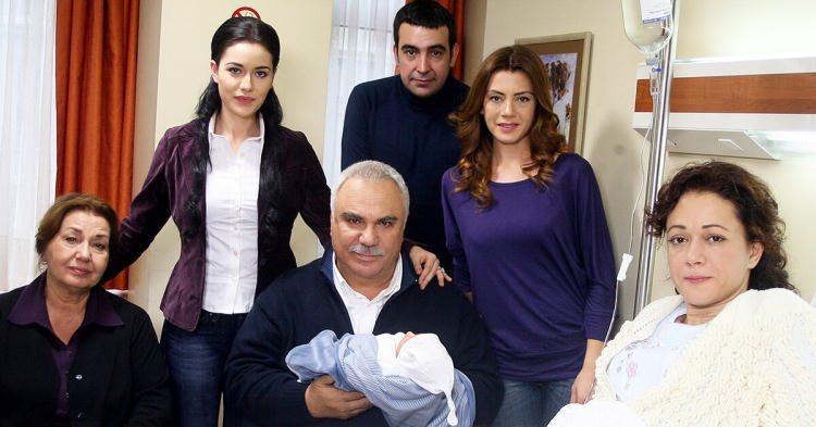 <p><span style="color:#000000"><strong>Bir dönem Kanal D ekranlarında fırtına gibi esen fenomen dizi Yaprak Dökümü, sürükleyici öyküsü ve karakterleriyle adından söz ettiriyor. </strong></span></p>