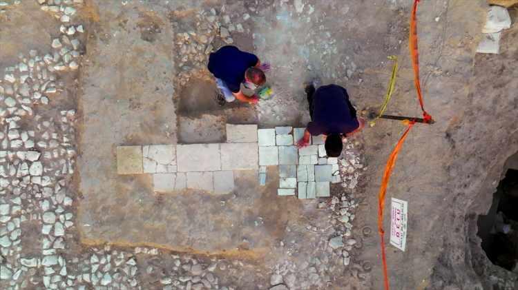 <p>Erken İslami döneme (MS 8-9. yüzyıllar) ait olarak tarihlendirilen yapı, merkezi bir avlu etrafında inşa edilmiş ve sakinlerin ihtiyaçlarını karşılamak için farklı odalar içeren dört kanattan oluşuyor.</p>

<p> </p>
