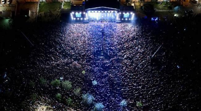 <p><strong>50 bin kişinin katıldığı konserde Ebru Gündeş şarkıları tek bir ağızdan söylendi. </strong></p>
