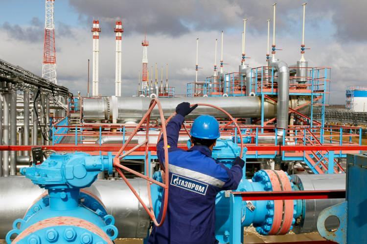 <p><strong>SAVAŞ, FİYATLARI GAZLADI</strong></p>
<p>Doğalgaz ve diğer enerji emtialarının fiyatları uluslararası piyasalarda oluşuyor. COVID-19 salgını sonrası talepteki ani artış ve bu talebin yeterince karşılanamayışı enerji fiyatlarında hızlı bir yükselişe yol açtı. Bu artışı en fazla gaz rezervine sahip ülke konumundaki Rusya ile Rus gazının transit geçiş ülkelerinden Ukrayna arasındaki gerilimin artması da tetikledi. Artan gaz fiyatları doğrudan son tüketiciye de yansımaya başladı. Pek çok ülke ise fiyatları tüketiciye daha az yansıtmak amacıyla sübvansiyon uyguluyor.</p>