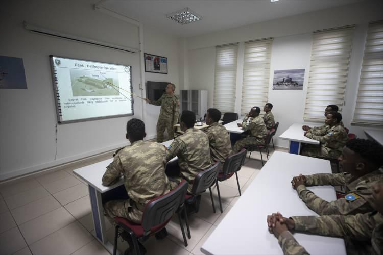 <p>Buradan mezun olan subay ve astsubaylar Türkiye'deki sınıf okulları ve eğitim merkezi komutanlıklarında eğitimlerine devam etmekte, müteakiben Somali'ye dönerek yeni birliklerinde görevlerine başlamaktadır. </p>
