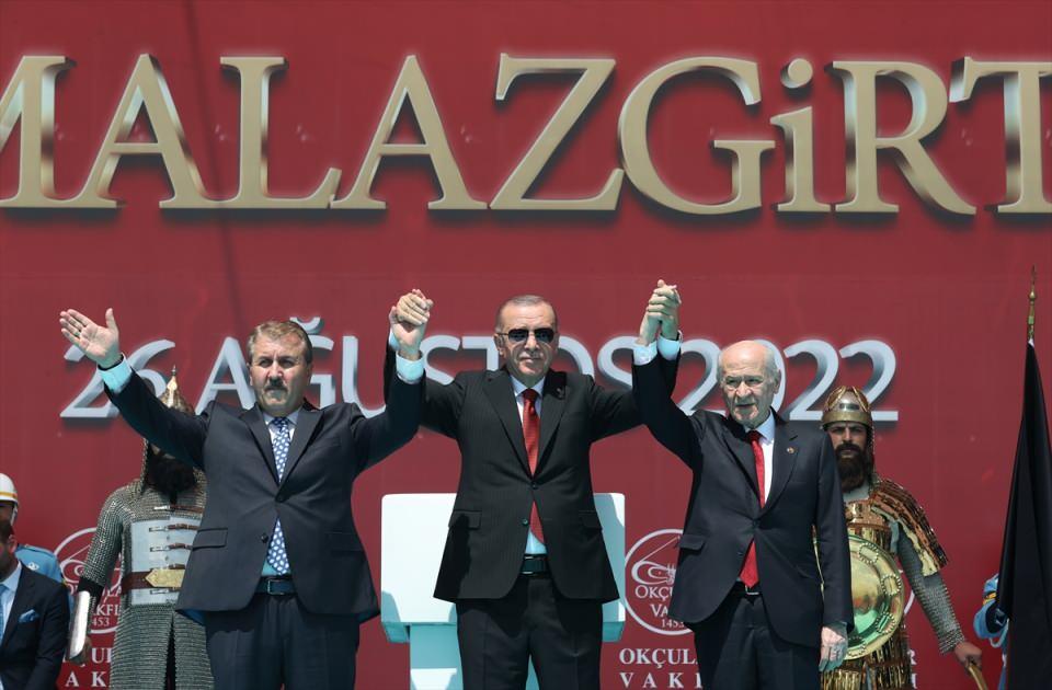 <p>Programda Cumhurbaşkanı Erdoğan, sahneye çıkan MHP Genel Başkanı Devlet Bahçeli, Büyük Birlik Partisi Genel Başkanı Mustafa Destici ile halkı selamladı.</p>

<p> </p>
