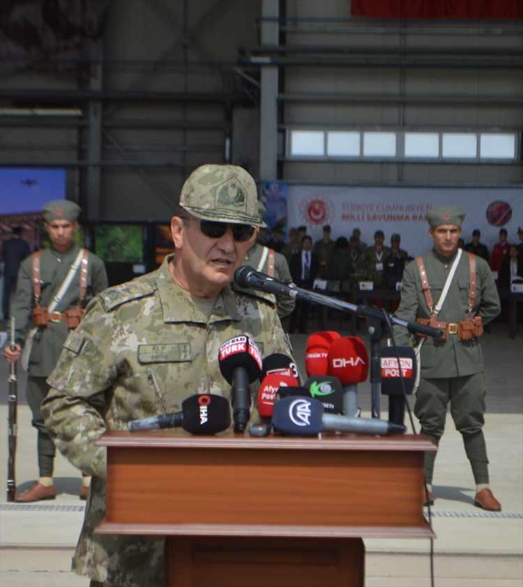 <p>Programda kara, deniz ve hava kuvvetleri ile Türk Hava Kurumuna ait unsurların yanı sıra Türk Yıldızları da statik hava gösterisi sundu.</p>
<p> </p>