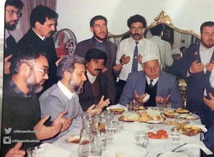 <p>Necmettin Erbakan, Şanlıurfa'da iftar yemeğinde</p>
