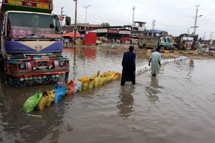 <p>Pakistan'da şiddetli muson yağmurların yol açtığı sel felaketinin bilançosu ağırlaşıyor. </p>
